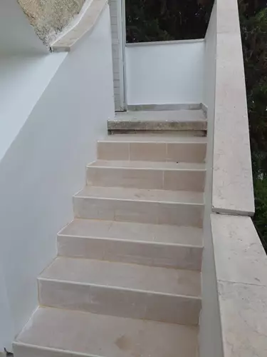 ריצוף מדרגות ושיקום קירות שבצדדים אחרי